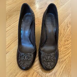 Tory Burch brown wedge alligator patent leather. Size 8.5